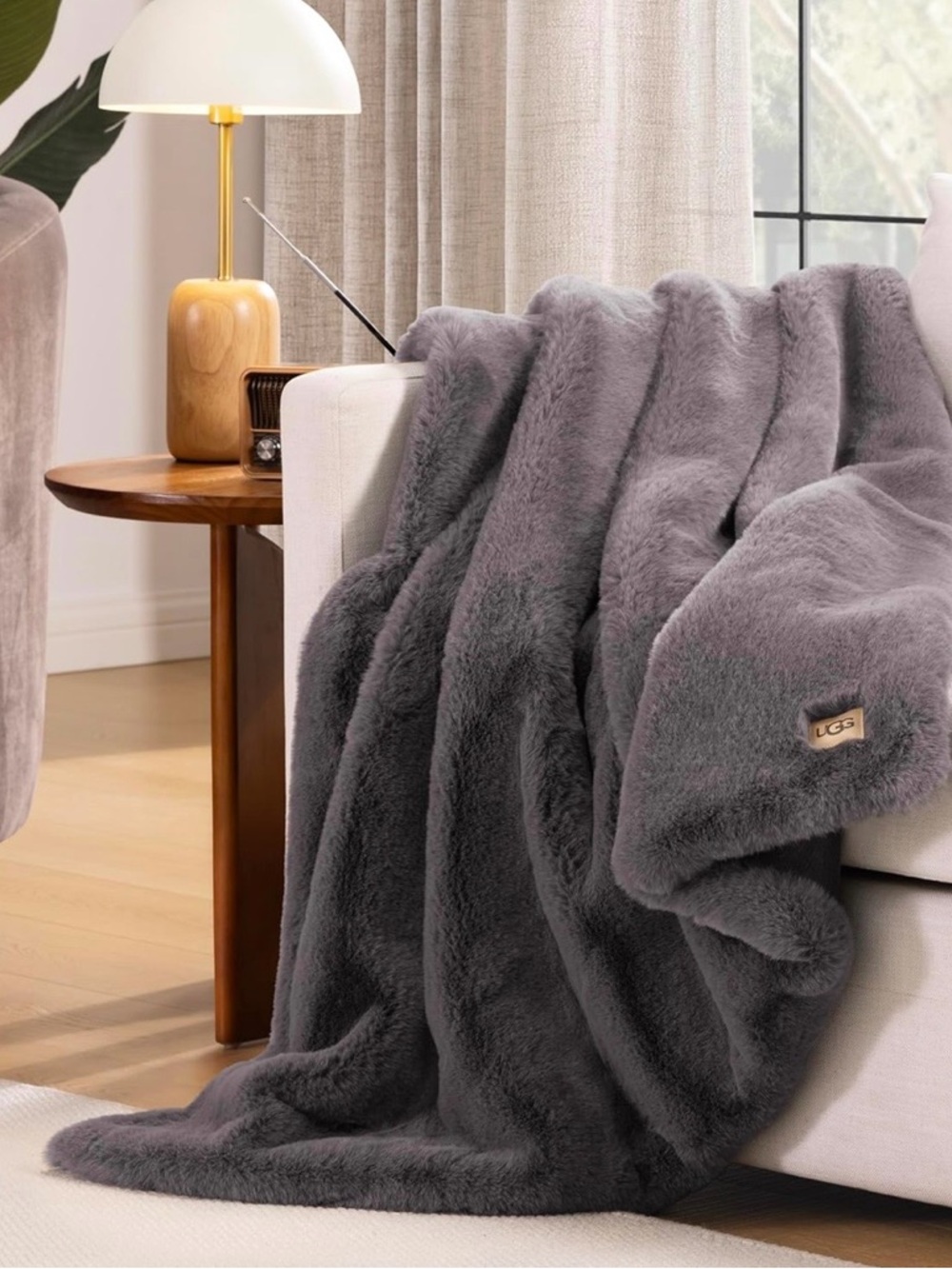 BNWT UGG Euphoria Throw Blanket Charcoal 50x70 Plush Faux Fur Reversible - Picture 9 of 9